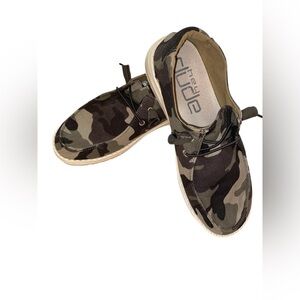 Hey Dude “Wendy” Camo Low Top Moccasin Loafers Size 6M